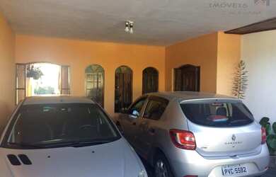 Imagem: A casa possui 3 Dormitórios, 2 Banheiros, 4 Vagas na garagem