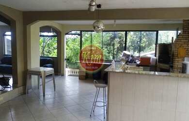 Imagem: A casa possui 3 Dormitórios, 2 Banheiros, 5 Vagas na garagem