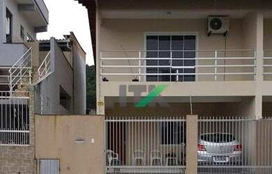 Imagem: A casa possui 3 Dormitórios, 2 Banheiros, 2 Vagas na garagem