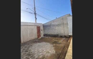 Imagem: A casa possui 3 Dormitórios, 2 Banheiros, 1 Vaga na garagem