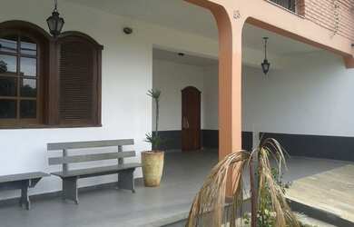 Imagem: A casa possui 5 Dormitórios, 4 Banheiros, 4 Vagas na garagem