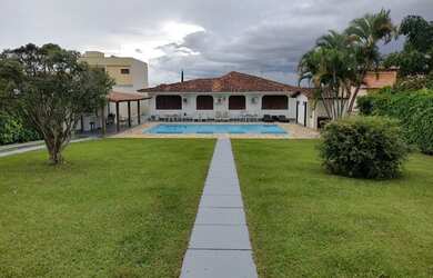 Imagem: A casa possui 5 Dormitórios, 5 Banheiros, 5 Vagas na garagem