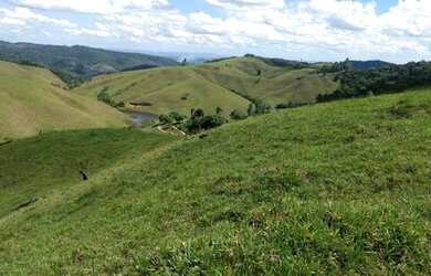 Imagem: A fazenda possui Churrasqueira, Piscina, Varanda e está localizado