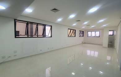 Imagem: O depósito possui 2 Vagas na garagem, 52m² de Área e está