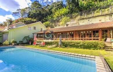 Imagem: A casa possui 4 Dormitórios, 5 Banheiros, 5 Vagas na garagem