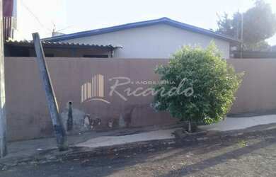 Imagem: A casa possui 2 Dormitórios, 1 Banheiro, 1 Vaga na garagem