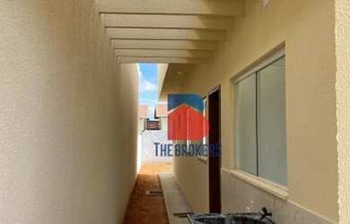 Imagem: A casa possui 2 Dormitórios, 2 Banheiros, 2 Vagas na garagem