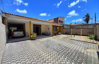 Imagem: A casa possui 4 Dormitórios, 4 Banheiros, 5 Vagas na garagem