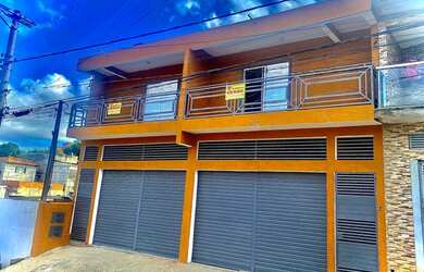 Imagem: A casa possui 2 Dormitórios, 1 Banheiro, 2 Vagas na garagem