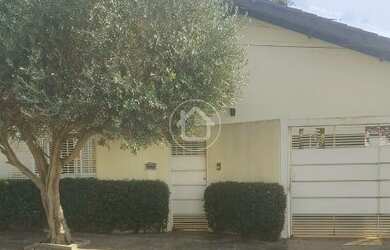 Imagem: A casa possui 4 Dormitórios, 4 Banheiros, 4 Vagas na garagem