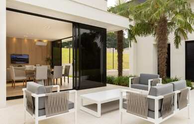 Imagem: A casa em condomínio possui 4 Dormitórios, 5 Banheiros, 4