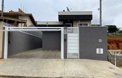 Imagem: A casa possui 3 Dormitórios, 2 Banheiros, 2 Vagas na garagem