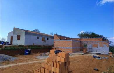 Imagem: A casa possui 2 Dormitórios, 1 Banheiro, 2 Vagas na garagem