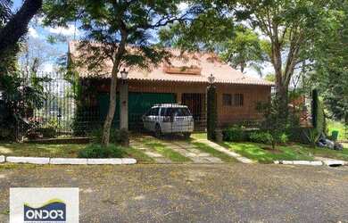 Imagem: A casa em condomínio possui 5 Dormitórios, 5 Banheiros, 4