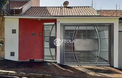 Imagem: A casa possui 3 Dormitórios, 2 Banheiros, 2 Vagas na garagem