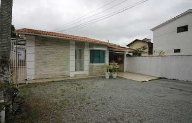 Imagem: A casa possui 3 Dormitórios, 3 Banheiros, 5 Vagas na garagem