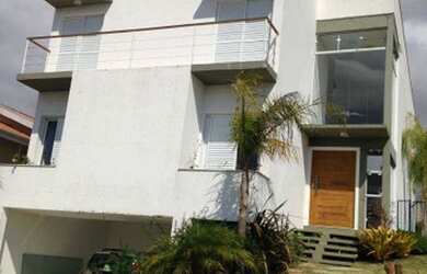 Imagem: A casa em condomínio possui 4 Dormitórios, 4 Banheiros, 2