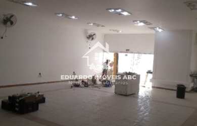 Imagem: O depósito possui 2 Vagas na garagem, 220m² de Área e está