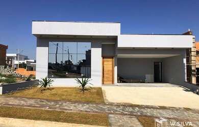 Imagem: A casa em condomínio possui 3 Dormitórios, 2 Banheiros, 4