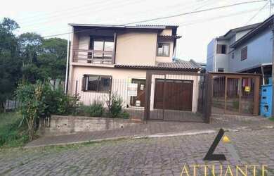 Imagem: A casa possui 4 Dormitórios, 2 Banheiros, 3 Vagas na garagem