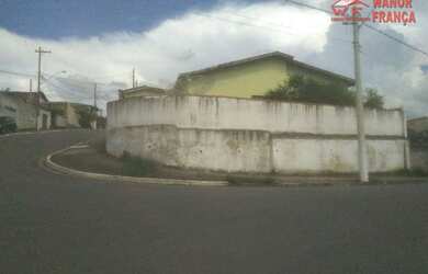 Imagem: A casa possui 2 Dormitórios, 1 Banheiro, 4 Vagas na garagem