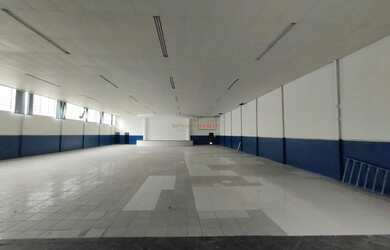 Imagem: O depósito possui 4 Vagas na garagem, 690m² de Área e está