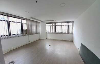 Imagem: O depósito possui 2 Vagas na garagem, 80m² de Área e está