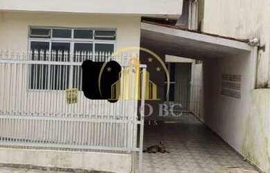 Imagem: A casa possui 2 Dormitórios, 1 Banheiro, 2 Vagas na garagem