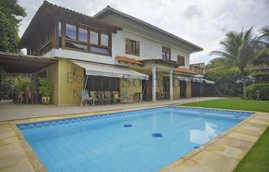 Imagem: A casa em condomínio possui 4 Dormitórios, 4 Banheiros, 5