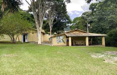 Imagem: A casa possui 3 Dormitórios, 1 Banheiro e 2500m² de Área