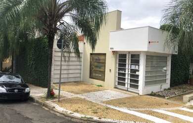 Imagem: A casa possui 5 Dormitórios, 2 Banheiros, 3 Vagas na garagem