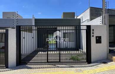 Imagem: A casa possui 2 Dormitórios, 2 Banheiros, 2 Vagas na garagem