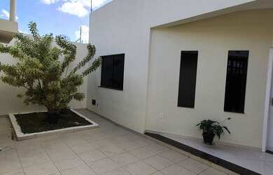 Imagem: A casa possui 3 Dormitórios, 2 Banheiros, 4 Vagas na garagem