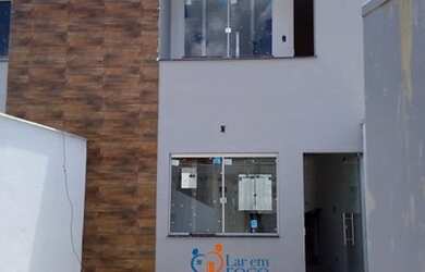 Imagem: A casa possui 3 Dormitórios, 3 Banheiros, 2 Vagas na garagem