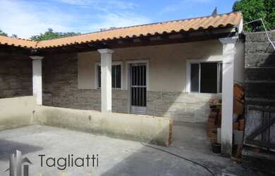 Imagem: A casa possui 3 Dormitórios, 3 Banheiros, 5 Vagas na garagem