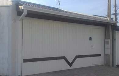 Imagem: A casa possui 2 Dormitórios, 2 Banheiros, 2 Vagas na garagem