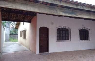 Imagem: A casa possui 3 Dormitórios, 1 Banheiro, 3 Vagas na garagem