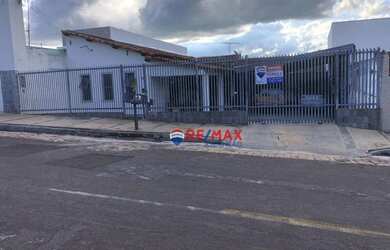 Imagem: A casa possui 3 Dormitórios, 2 Banheiros, 5 Vagas na garagem