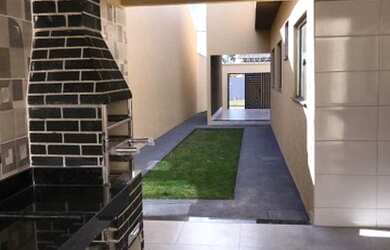 Imagem: A casa possui 3 Dormitórios, 2 Banheiros, 2 Vagas na garagem