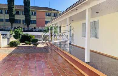 Imagem: A casa possui 3 Dormitórios, 2 Banheiros, 4 Vagas na garagem