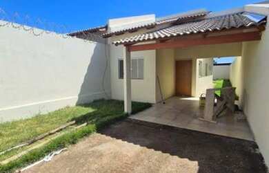 Imagem: A casa possui 2 Dormitórios, 1 Banheiro, 2 Vagas na garagem