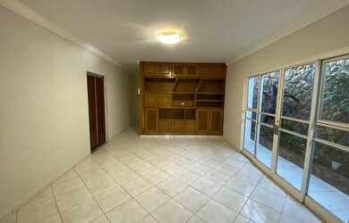 Imagem: A casa possui 4 Dormitórios, 5 Banheiros, 4 Vagas na garagem