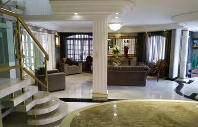 Imagem: A casa possui 5 Dormitórios, 4 Banheiros, 4 Vagas na garagem