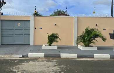 Imagem: A casa possui 2 Dormitórios, 1 Banheiro, 5 Vagas na garagem