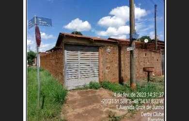 Imagem: A casa possui 1 Dormitório, 1 Banheiro, 1 Vaga na garagem