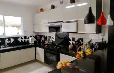 Imagem: A casa possui 3 Dormitórios, 3 Banheiros, 3 Vagas na garagem