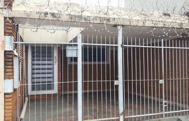 Imagem: A casa possui 2 Dormitórios, 2 Vagas na garagem e está localizado