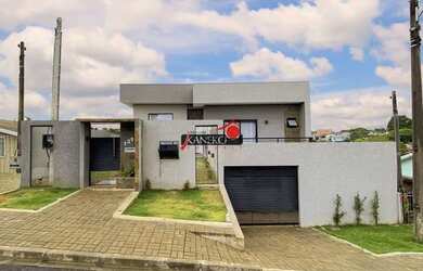 Imagem: A casa possui 4 Dormitórios, 3 Banheiros, 4 Vagas na garagem