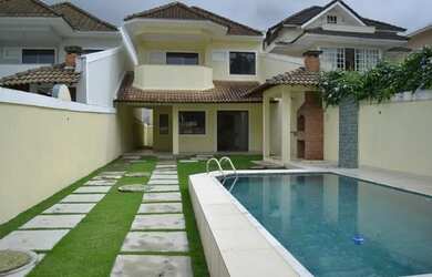 Imagem: A casa em condomínio possui 4 Dormitórios, 4 Banheiros, 2