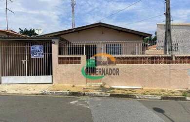 Imagem: A casa possui 3 Dormitórios, 1 Banheiro, 2 Vagas na garagem